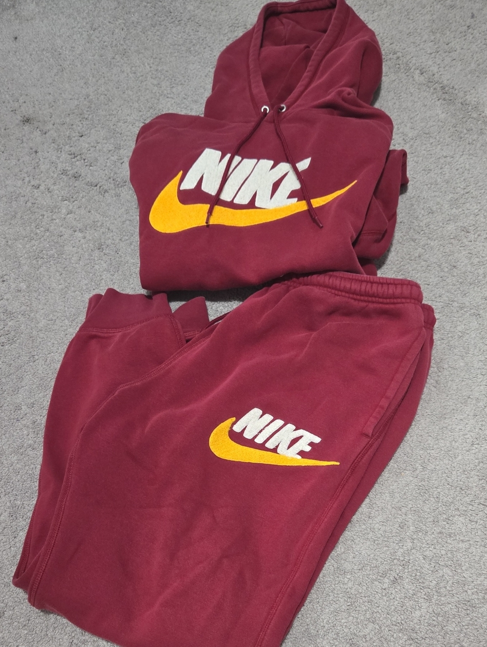 Nike Mens Burgundy Sweatpants & Hoodie Set with Yellow Logo Size Large